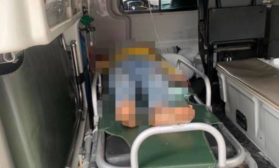 Uong chai nuoc la nhat duoc, hai chi em nguy kich hinh anh