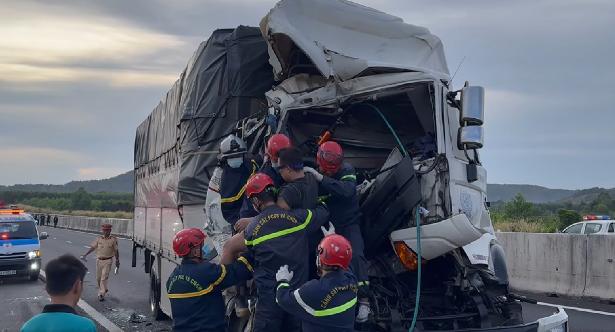 5 ngay, 3 tai nan, hai nguoi tu vong o cao toc Phan Thiet - Dau Giay hinh anh