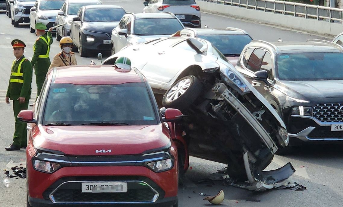 Dap nham chan ga, tai xe oto gay tai nan lien hoan hinh anh