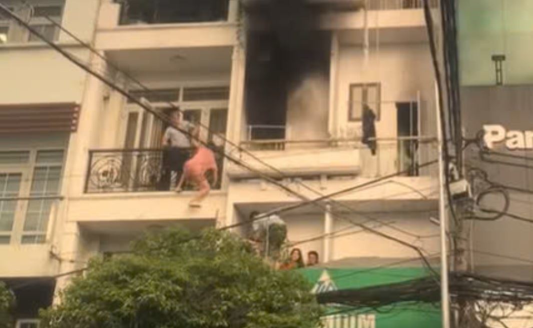 Vu chay nha o TP.HCM: 2 nguoi chet, 14 nguoi ngat khoi deu o tang tren hinh anh