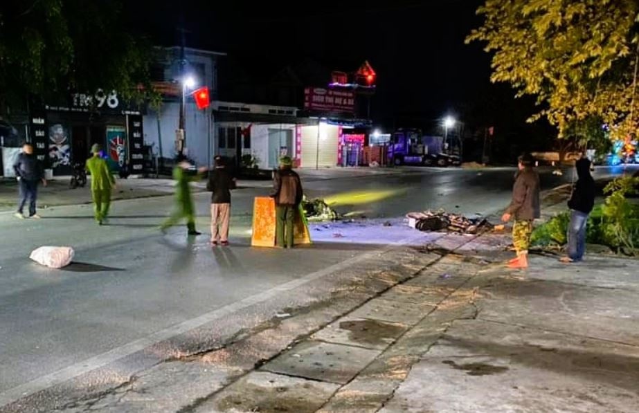 Xe may doi dau tren quoc lo o Nghe An, hai nguoi tu vong hinh anh