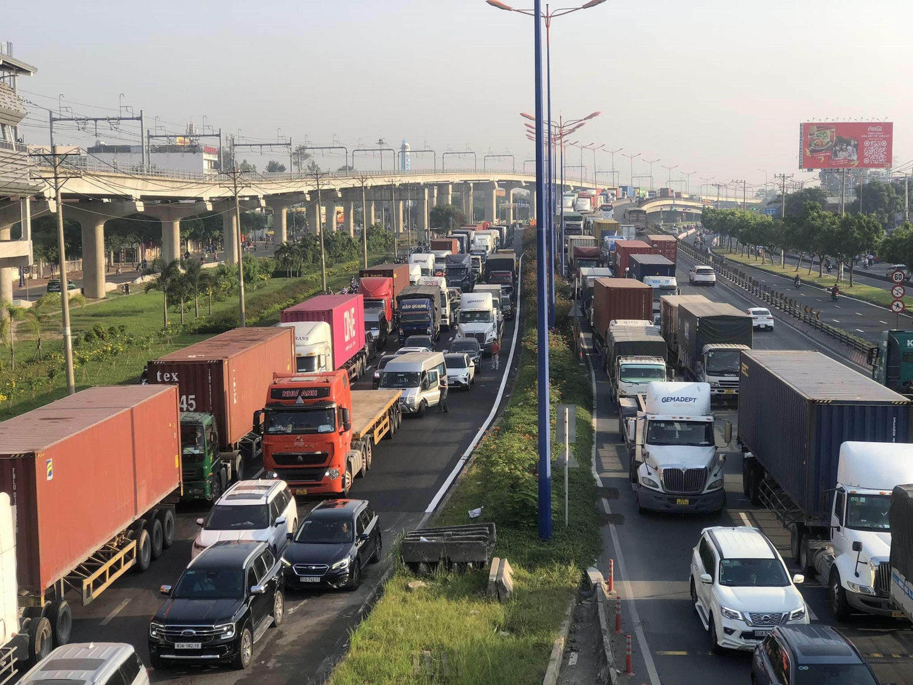 Dong xe un tac hang km o cua ngo phia Dong TP.HCM hinh anh