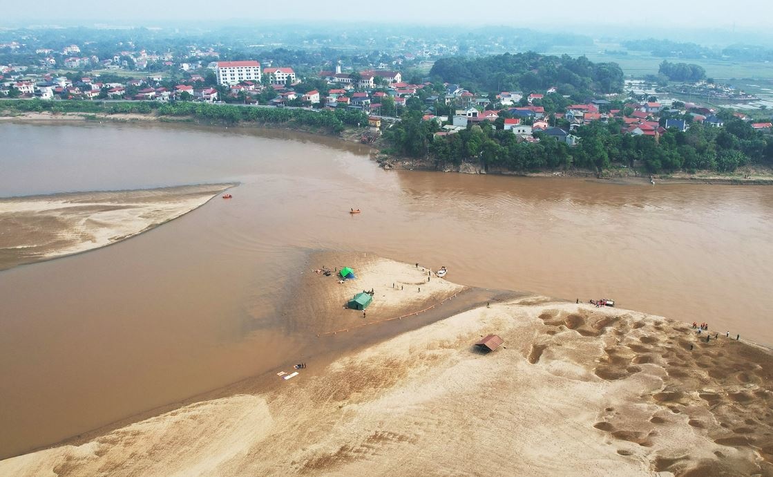 Da tim thay 5 thi the hoc sinh mat tich o bai song Hong hinh anh