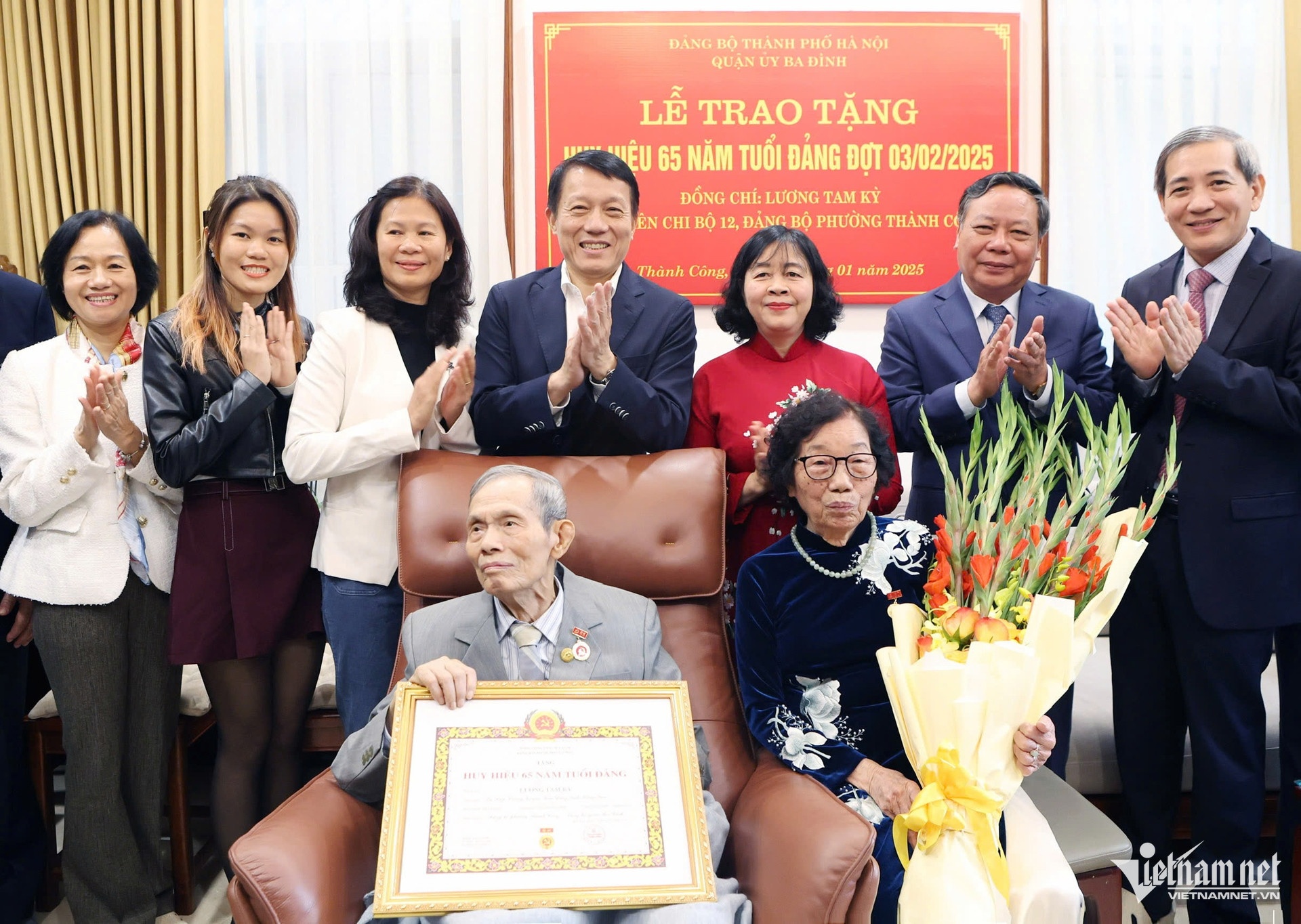 Bi thu Ha Noi trao Huy hieu 65 nam tuoi Dang tang cu Luong Tam Ky hinh anh