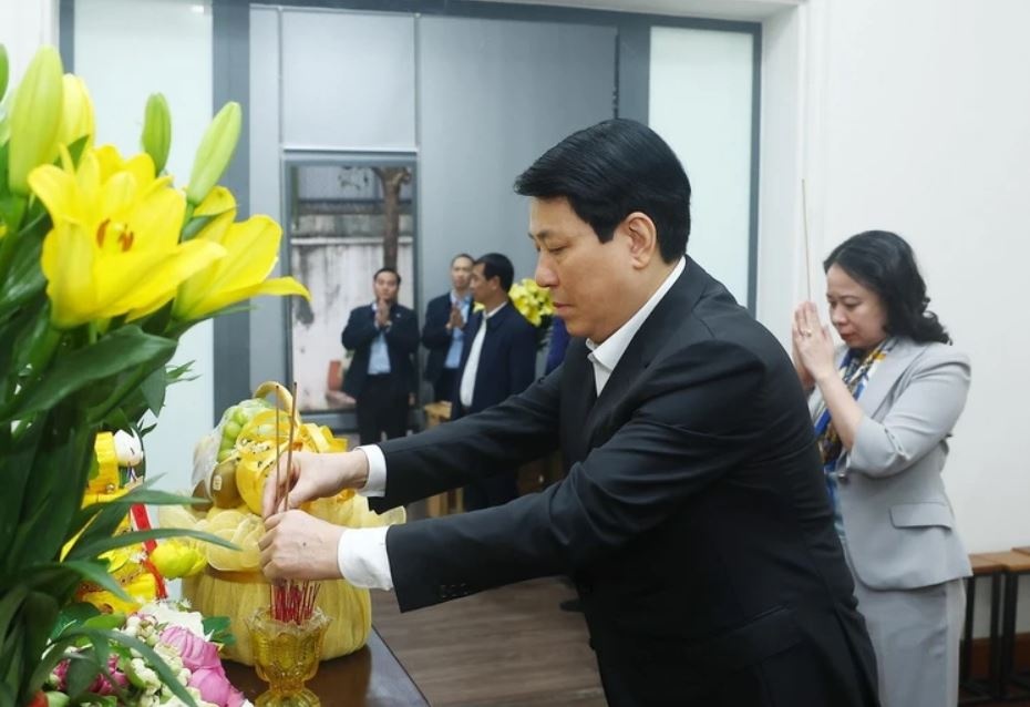 Chu tich nuoc chuc Tet, tri an nguyen lanh dao Dang, Nha nuoc hinh anh