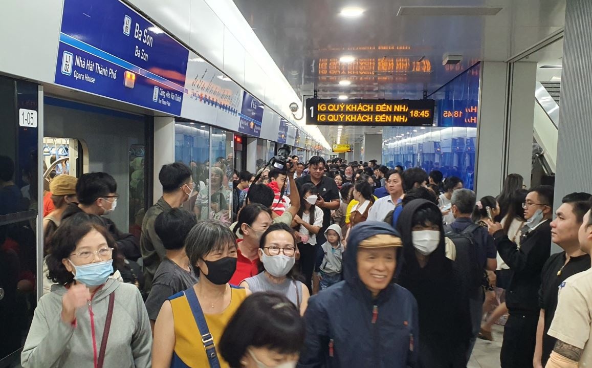 Tau metro TP.HCM dung 10 phut - co phai loi ky thuat? hinh anh