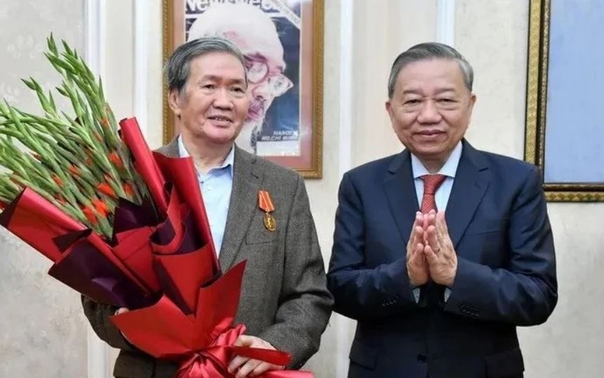 Tong Bi thu trao Huan chuong Ho Chi Minh tang dong chi Dinh The Huynh hinh anh