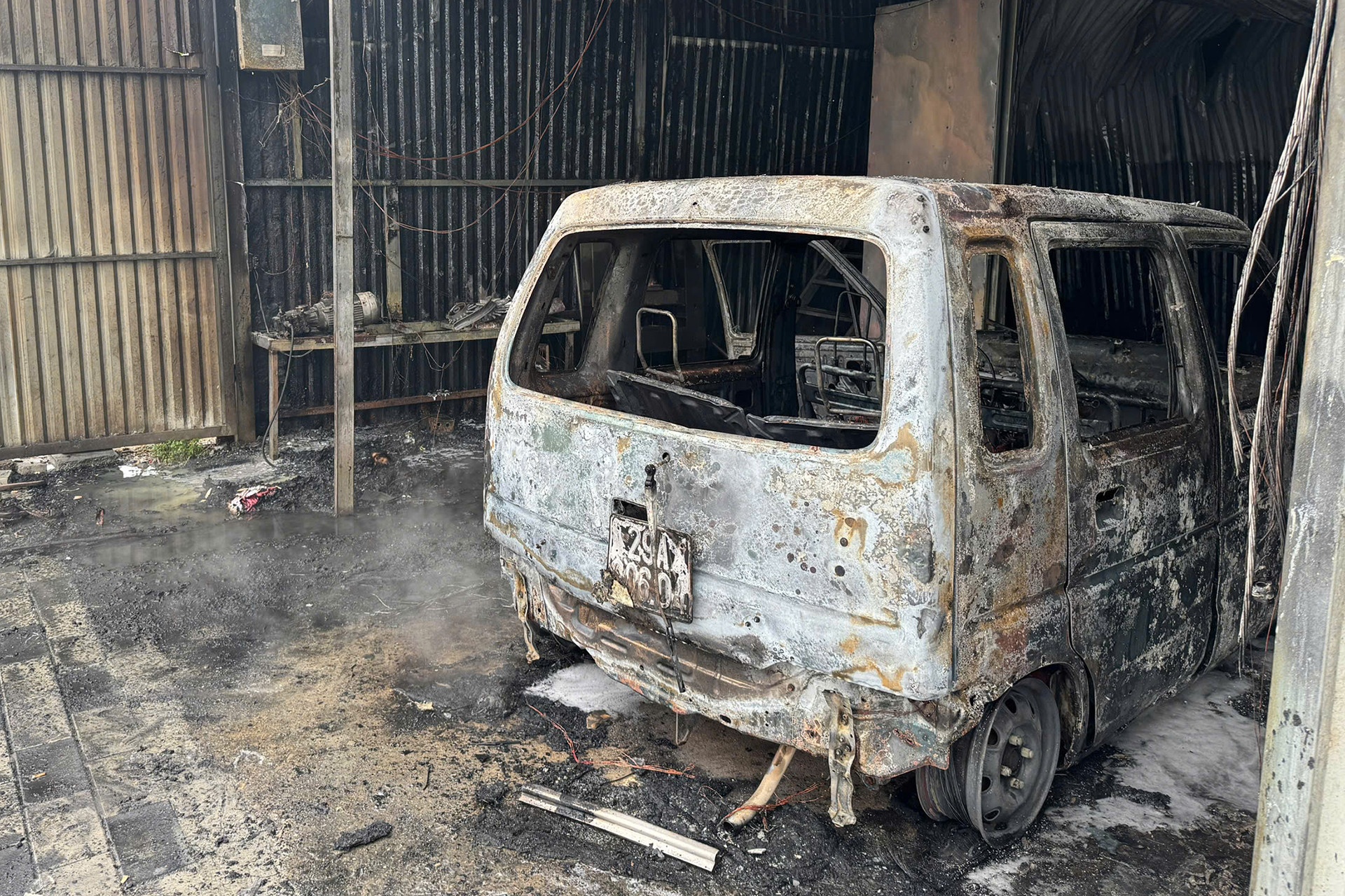 Chay xuong sua chua xe o Ha Noi, mot oto bi thieu rui hinh anh