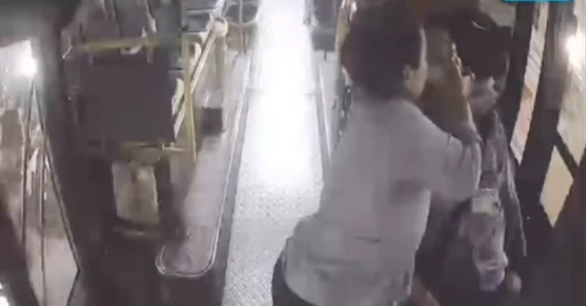 Tai xe xe buyt ngat lim khi dung cho den do o TP.HCM hinh anh