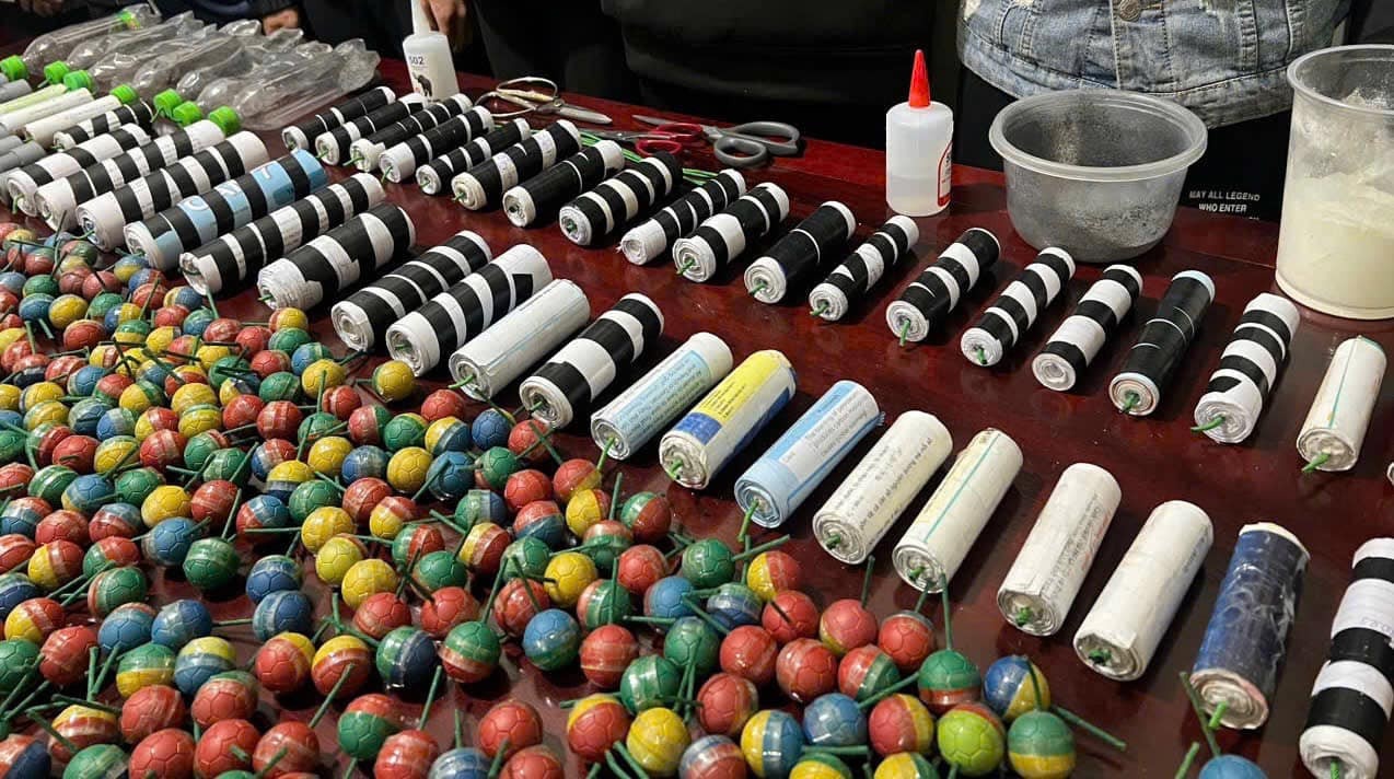 Phat hien nhom hoc sinh o Ha Tinh che tao hon 800 qua phao no hinh anh