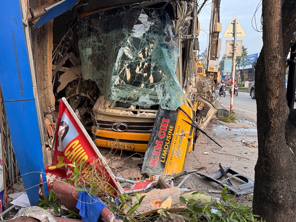 Xe khach dam nha dan anh 1