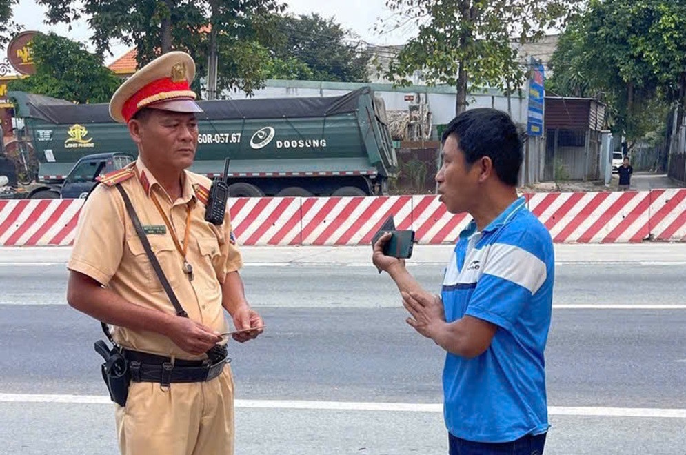 CSGT Binh Duong thoi coi, nguoi vi pham bat ngo khi chi bi… nhac nho hinh anh
