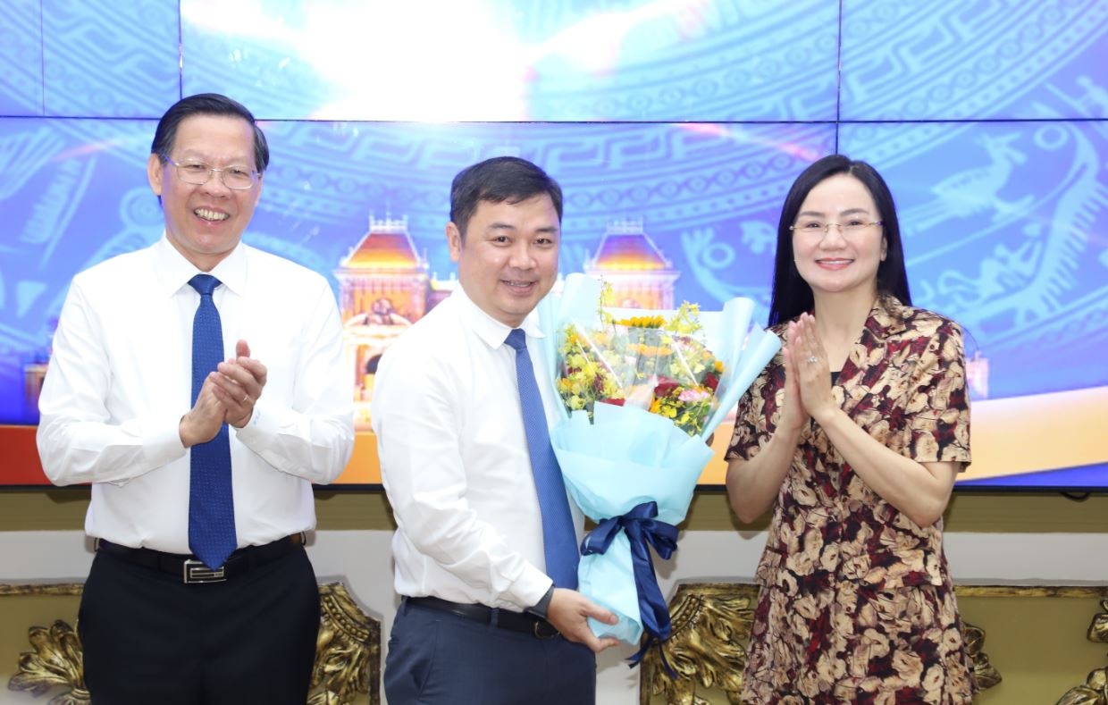 Chu tich TP.HCM trao quyet dinh tiep nhan, bo nhiem 6 can bo hinh anh