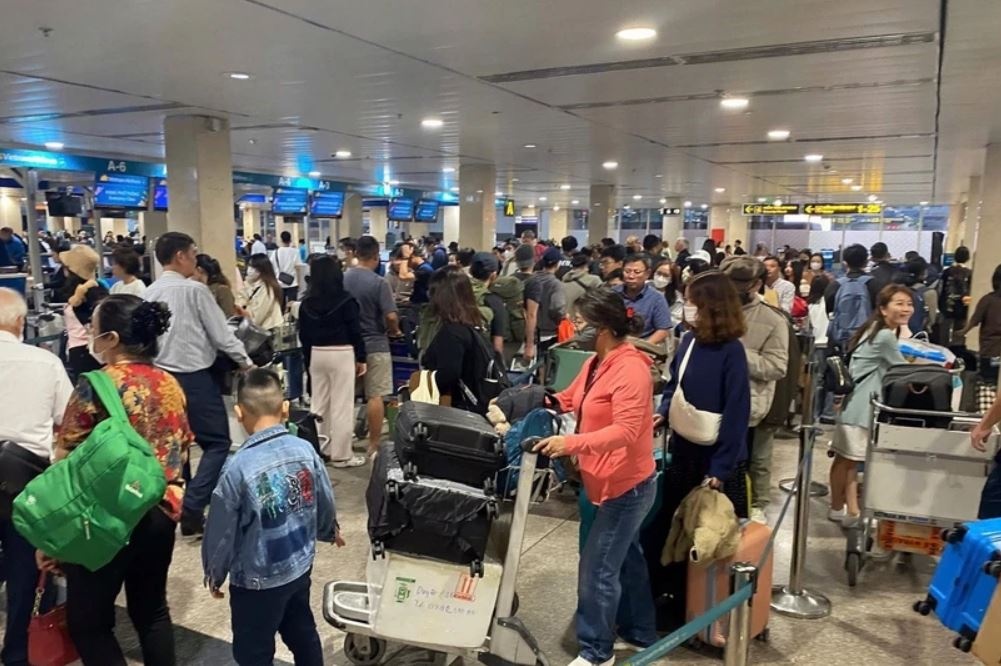 Hanh khach xep hang kin San bay Tan Son Nhat ngay 23 Thang Chap hinh anh