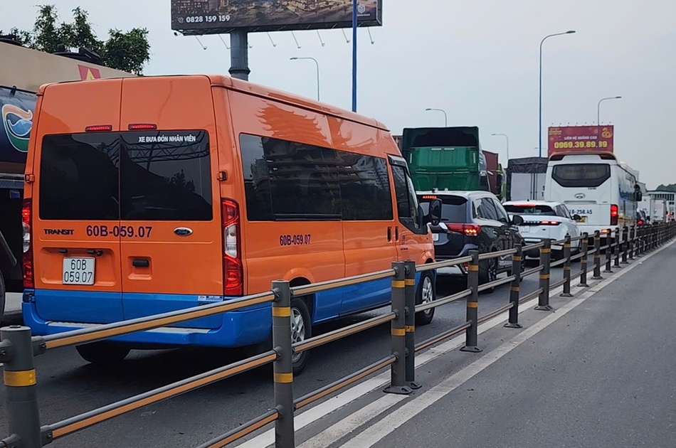 Cua ngo phia dong TP.HCM un tac ngay giap Tet hinh anh