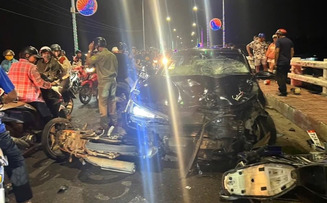 Oto tong 3 xe may tren cau, nam thieu nien roi xuong song hinh anh