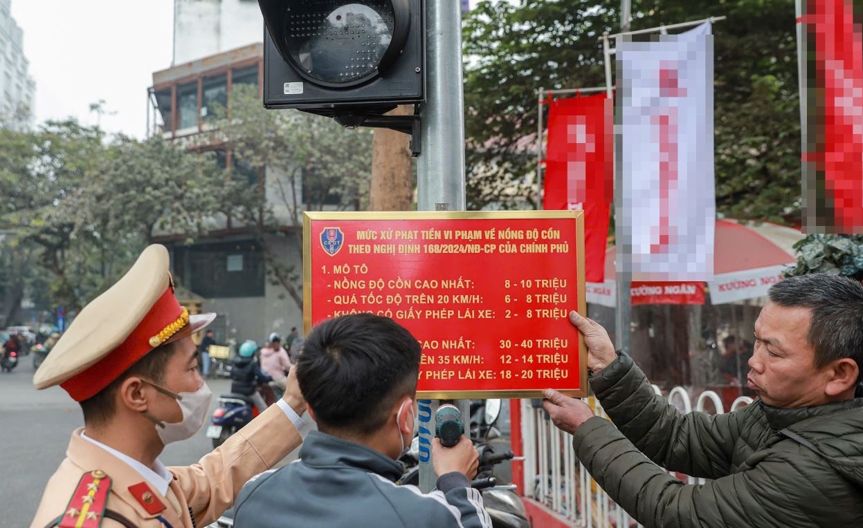 CSGT Ha Noi lap bang muc phat Nghi dinh 168 tai cot den giao thong hinh anh