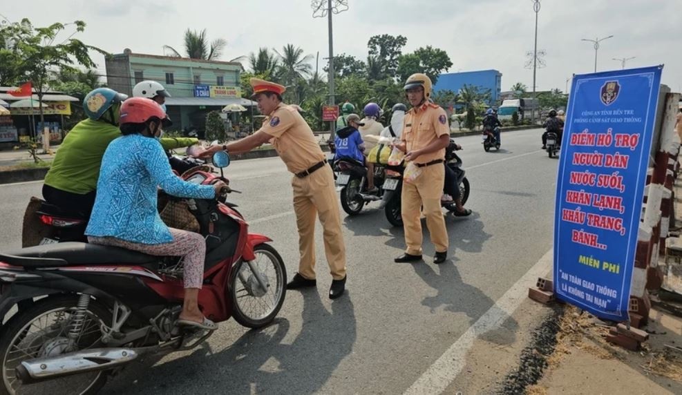 Cu ong tam than di lac tren cao toc duoc CSGT dua ve nha hinh anh