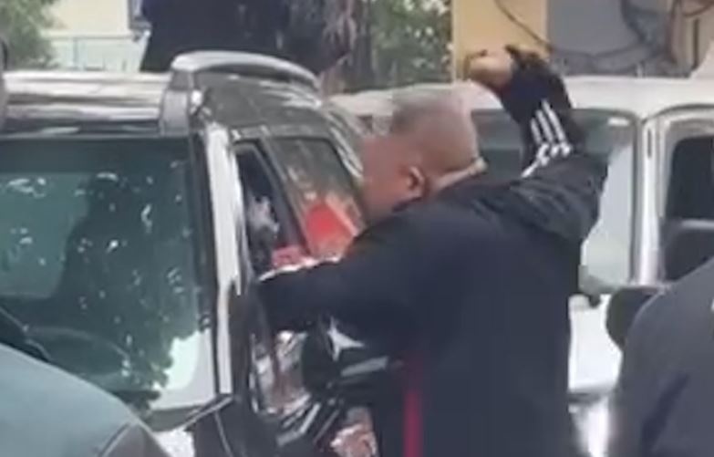 Cong an xac minh clip nguoi dan ong dam tai xe oto o quan Hoan Kiem hinh anh