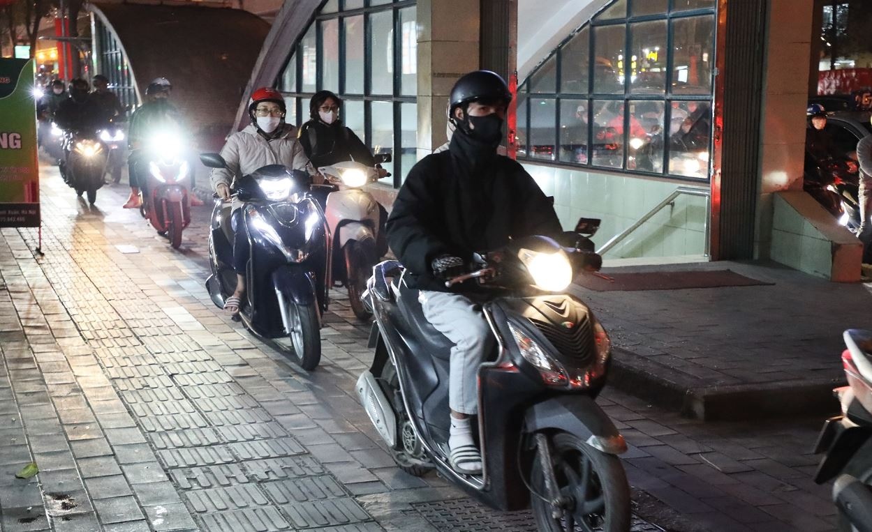 Khi nao duoc di xe may len via he ma khong bi phat 5 trieu dong? hinh anh