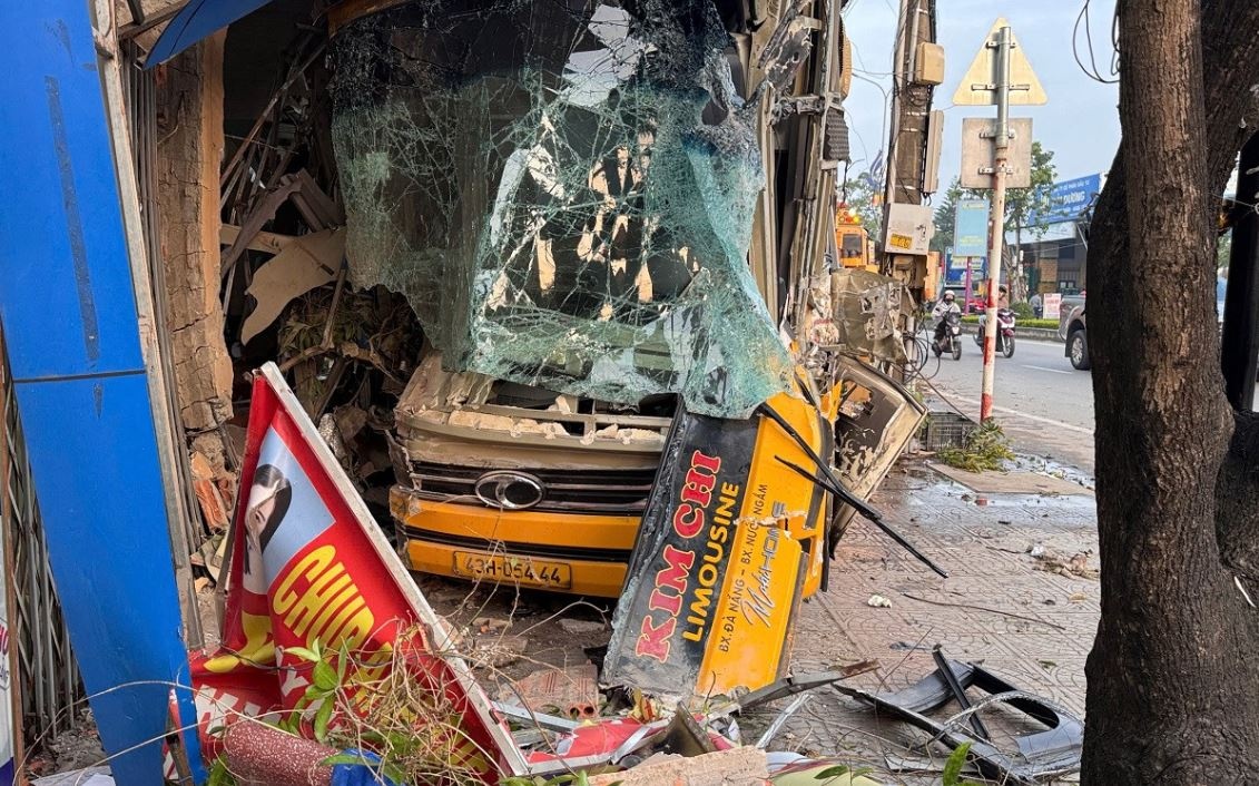 Xe khach dam sap cong nha dan o Quang Binh hinh anh