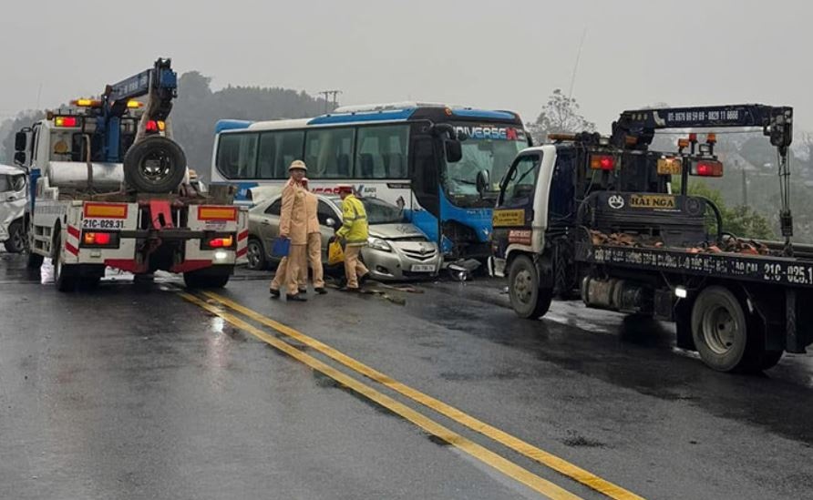 Tai nan lien hoan 3 oto tren cao toc Noi Bai - Lao Cai hinh anh