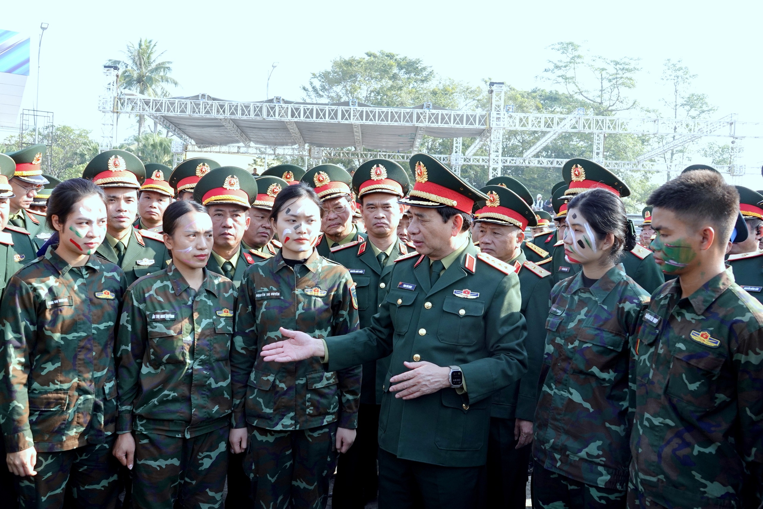 Dac cong Viet Nam trinh dien tinh hoa gi tai san bay Gia Lam? hinh anh