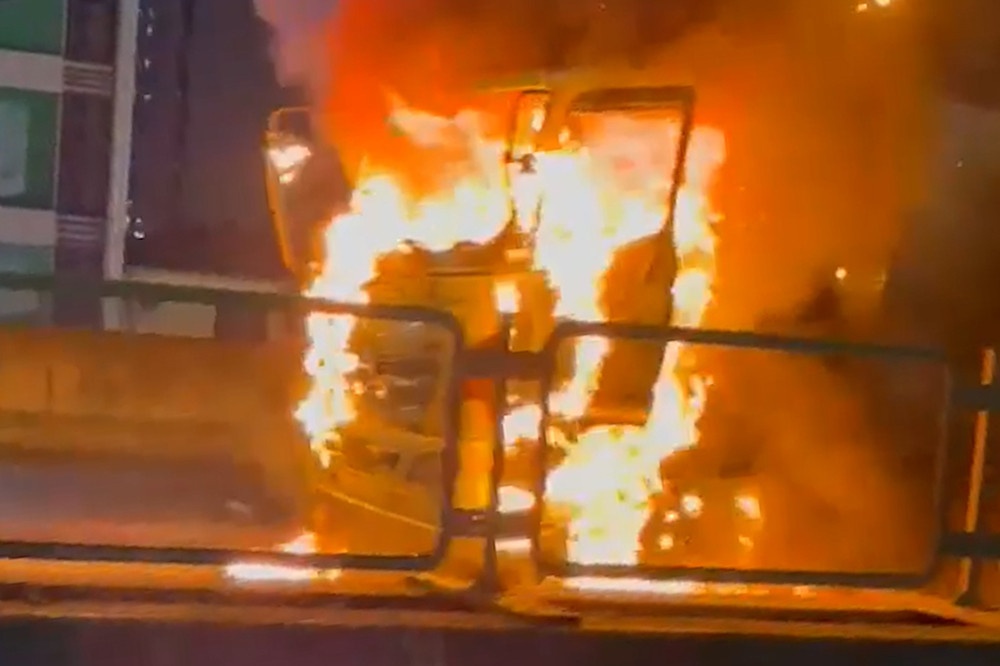 Oto tai chay ngun ngut tai duong tren cao o Ha Noi hinh anh