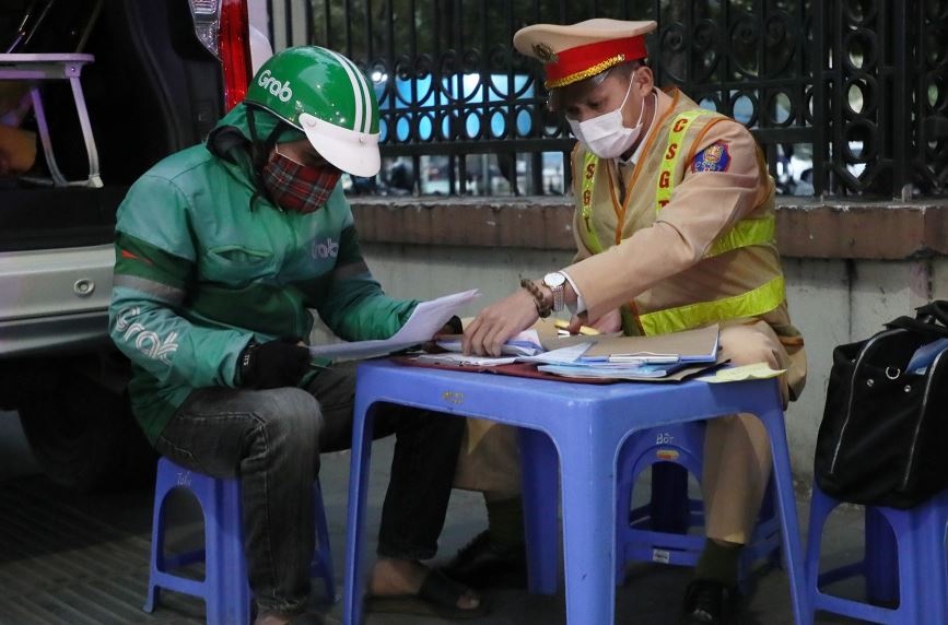Mot tuan Nghi dinh 168, Ha Noi xu phat 14 ty dong vi pham giao thong hinh anh