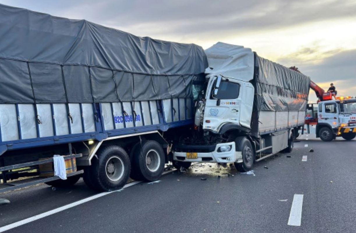 Va cham tren cao toc Phan Thiet - Dau Giay, mot nguoi tu vong hinh anh