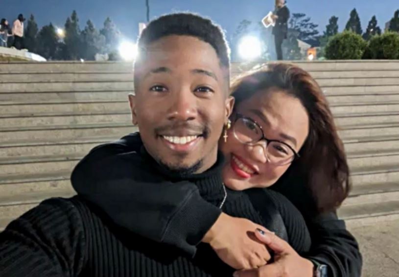 Chang trai Cuba yeu co gai Viet, cung ban banh my o via he TP.HCM hinh anh