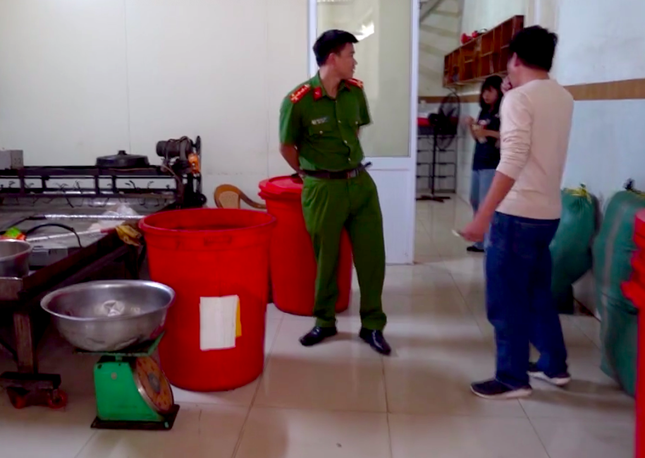 Khoi to doi tuong tam uop hoa chat vao ca phe, gia thuong hieu lon hinh anh