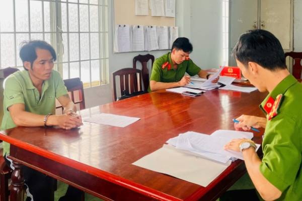 Tam giu doi tuong dap pha oto tai hinh anh