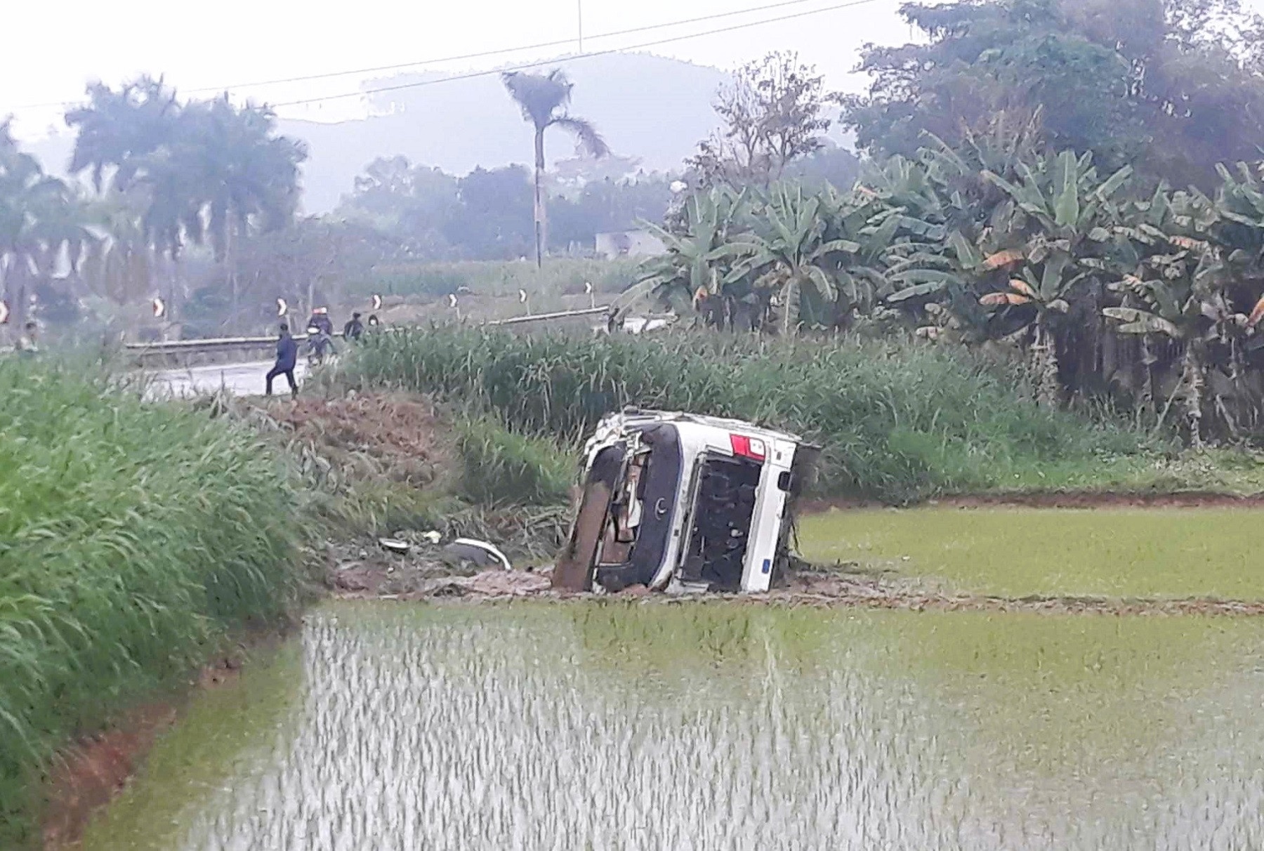 xe khach,  lat xuong ruong anh 2