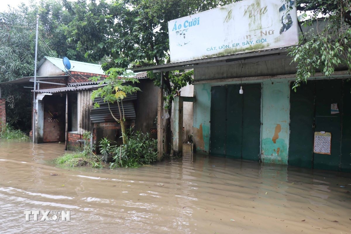 Nuoc lu dang cao anh 1