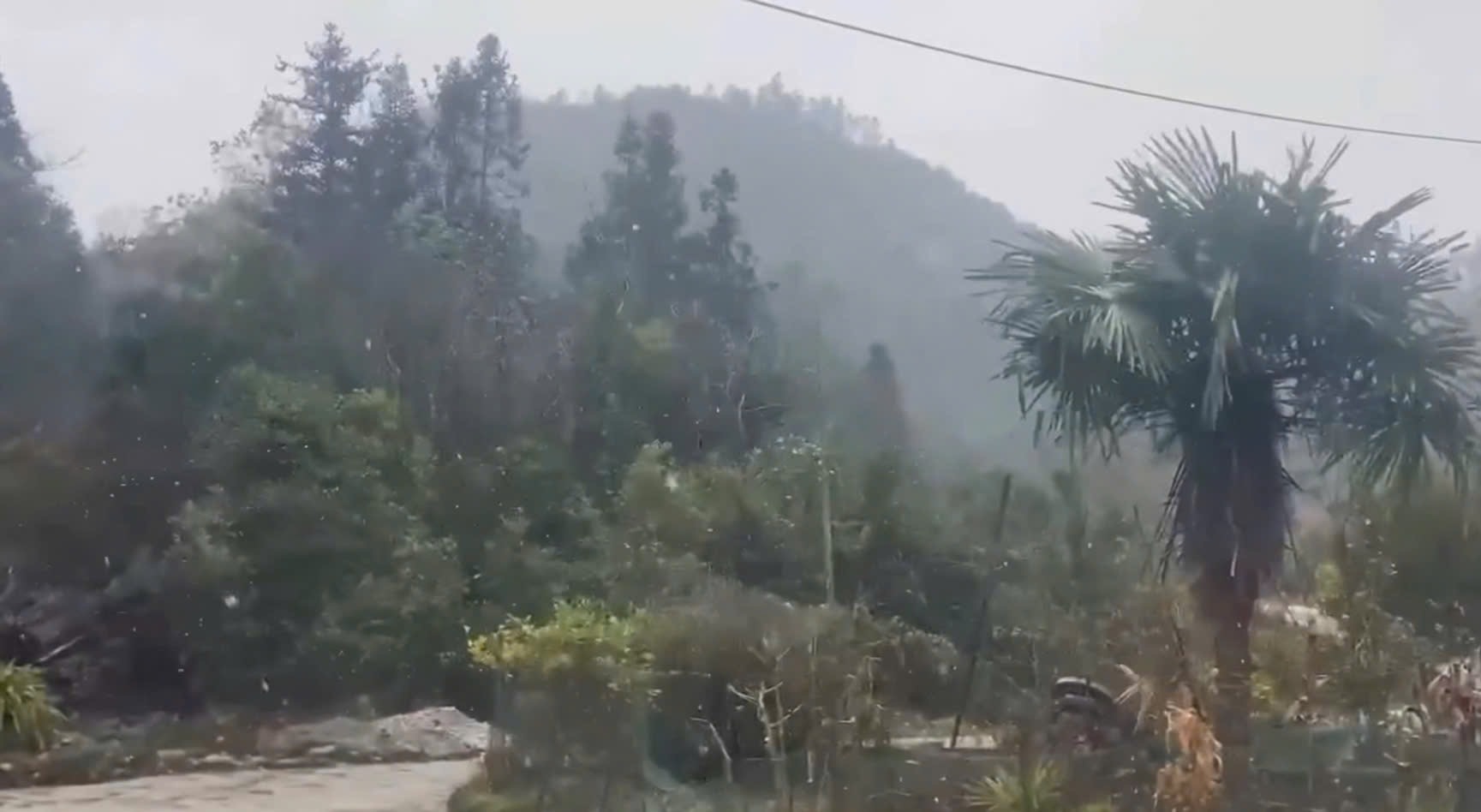 Ha Giang xuat hien tuyet roi ngay 27 Tet hinh anh