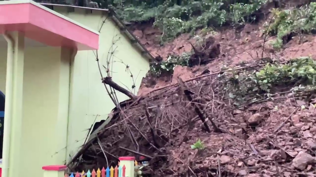 Sat lo lam sap diem truong o huyen mien nui Quang Nam hinh anh