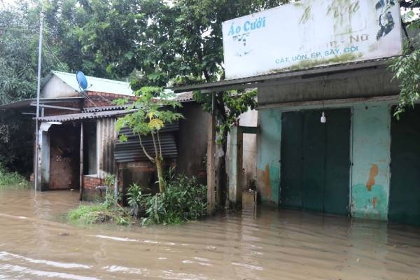 Nuoc lu dang cao khien nhieu noi o Quang Ngai bi ngap sau, chia cat hinh anh