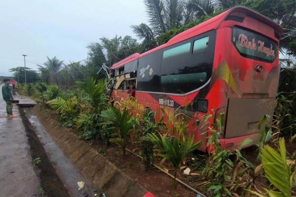 2 xe khach va cham truc dien, mot tai xe tu vong tai cho o Binh Phuoc hinh anh