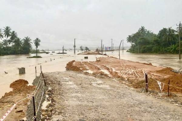 Mua lon gay ngap ung 14 diem, giao thong chia cat o Binh Dinh hinh anh