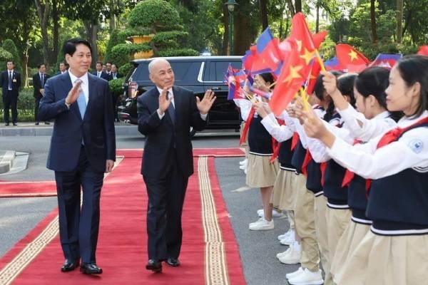 Chu tich nuoc Luong Cuong chu tri le don Quoc vuong Campuchia hinh anh