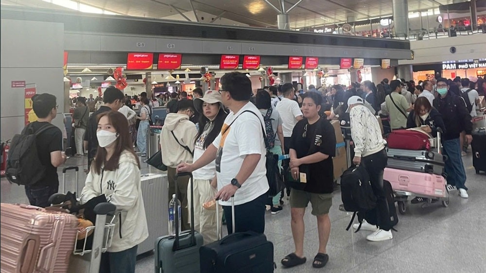 San bay Tan Son Nhat cang minh don khach tu cac tinh quay lai sau Tet hinh anh