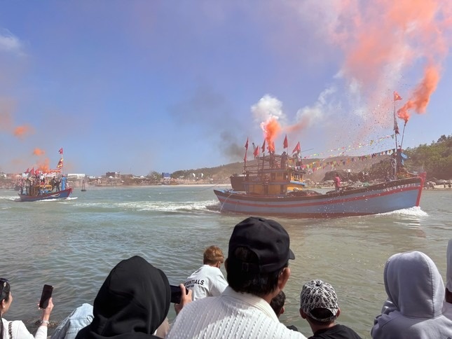 Le hoi mo bien anh 3