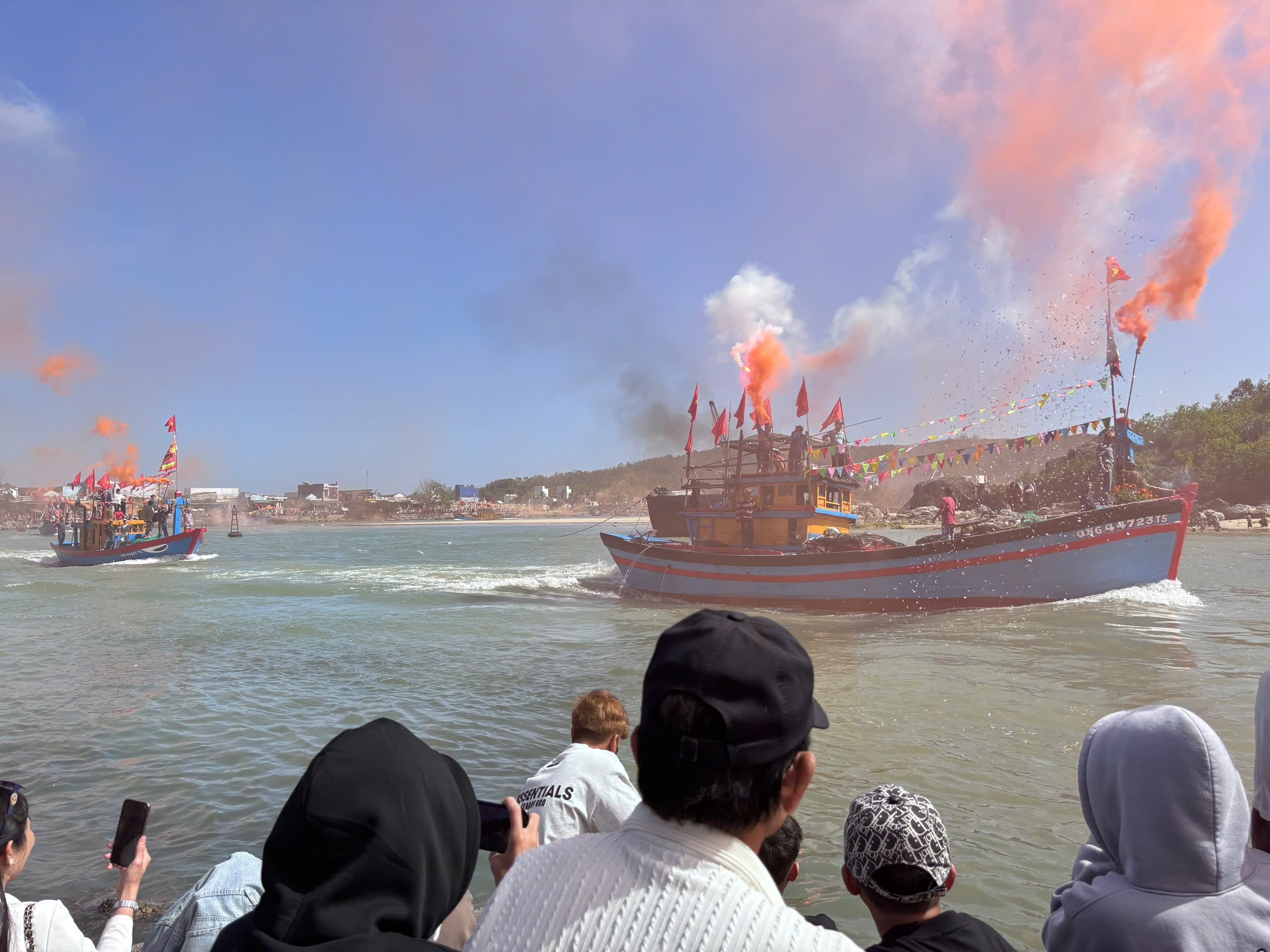 Chen chan xem le mo bien cua ngu dan Sa Huynh hinh anh
