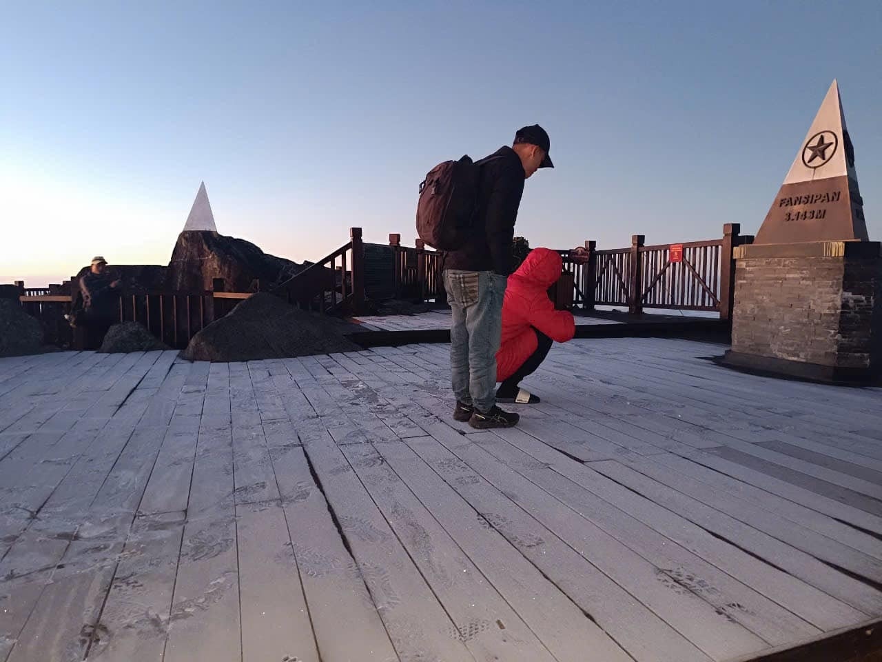 Dinh Fansipan xuat hien bang tuyet hinh anh