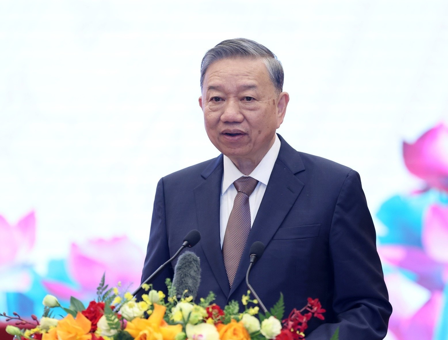 Phat bieu cua Tong Bi thu To Lam tai buoi gap mat doi ngu van nghe si hinh anh