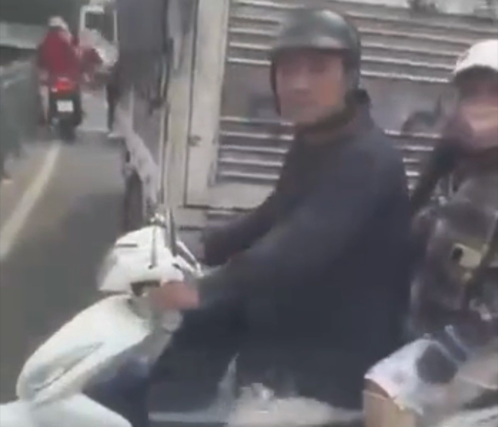 Nguoi dan ong chan duong dap pha oto BMW o TP.HCM hinh anh