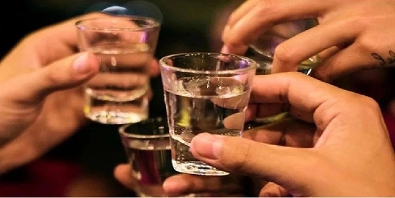 7 nguoi nhap vien sau khi uong ruou co do con cao hinh anh