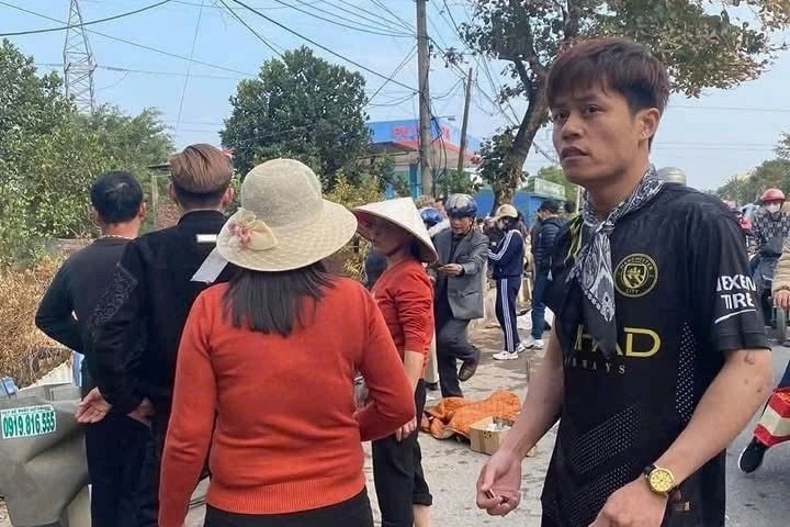 Phut gianh su song cho be gai trong vu oto lao xuong muong o Nam Dinh hinh anh