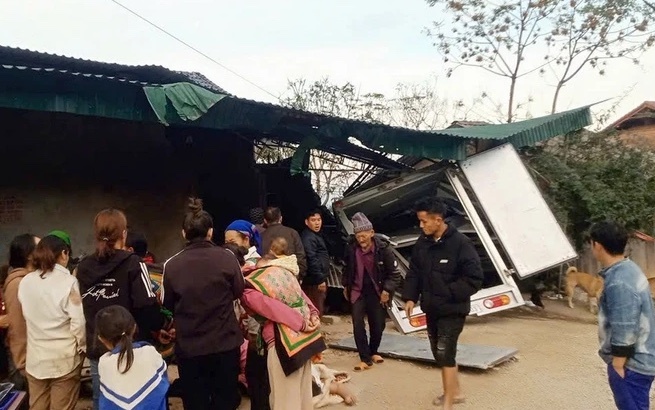 Xe tai tong vao cua hang tap hoa, 6 nguoi trong mot gia dinh tu vong hinh anh